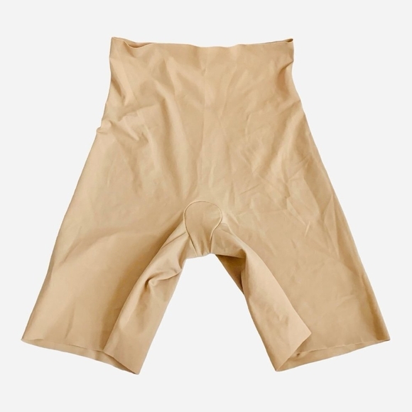 NWOT Women's Shorts Commando's Featherlight Control Long Shorts Beige Shapewear - Picture 3 of 4